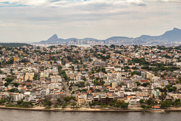 visão aérea da cidade do Rio de janeiro, ilha do governador com baia de Guanabara ao Fundo