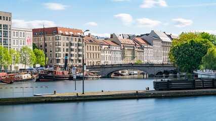 Blick auf die Spree in Berlin.Janowitzbrücke und Mühlenschleuse 