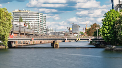 Blick auf die Spree in Berlin.Janowitzbrücke und Mühlenschleuse 