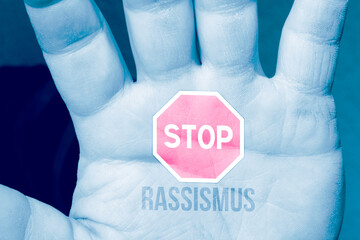 Eine Hand und Slogan Stop Rassismus