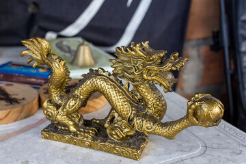 estatua de dragón dorada 