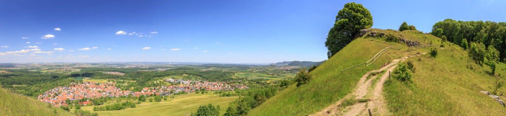 Panoramablick vom Berg Jusi über Kohlberg, das Neuffener Tal und Neckartal im Sommer