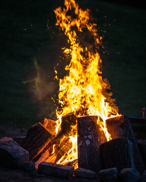 Płomień ogniska na ciemnym tle