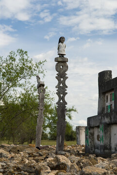 Tombeau Mahafaly avec aloalo (poteau fun&eacute;raire), sud de Madagascar.