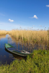 Obraz premium in the middle of the day, boats stand ashore