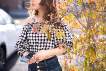 きれいな女性が外でケータイを持っている　woman sns  誹謗中傷