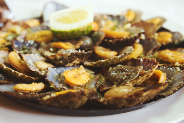 A Madeiran specialty, the limpets “Lapas” are cooked in a frying pan of their own. The taste increases when splashed with fresh lemon and butter. 