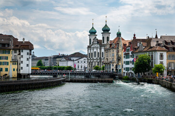 Vista de la iglesia Jesuita en el casco historico de Lucerna