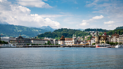 Fototapeta na wymiar Vista panoramica de la cuidad Suiza de Lucerna desde el Lago