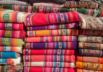 manta colorida tejida en telar