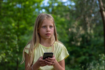 Mädchen wegen Covid-19 allein im Park: Kinder und Jugendlich leiden unter Corona-Lockdown. Allein im Park mit und ohne Mundschutz