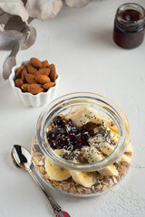 Овсяная каша с вареньем и миндалем