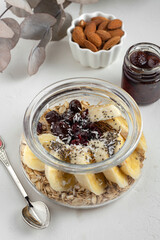 Овсяная каша с вареньем и миндалем