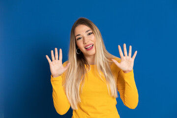 Blonde girl wearing a yellow T-shirt