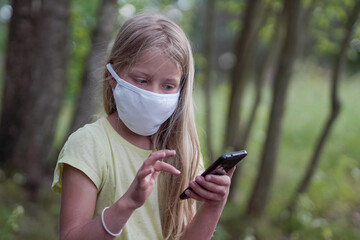 Mädchen wegen Covid-19 allein im Park: Kinder und Jugendlich leiden unter Corona-Lockdown. Allein...