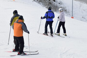 Narciarze na stoku narciarskim 