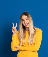 Fototapeta premium Blonde girl wearing a yellow T-shirt