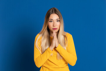 Blonde girl wearing a yellow T-shirt