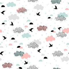 Niedliche Cartoon-Fliegenvögel und Wolken. Geometrisches natürliches nahtloses Muster im skandinavischen minimalistischen Stil