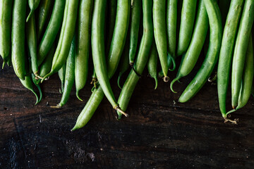 Haricots verts frais posés sur un fond foncé