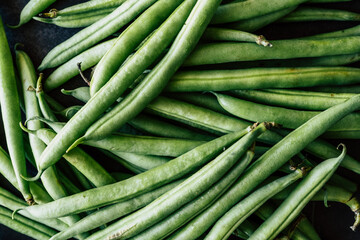Haricots verts frais posés sur un fond foncé