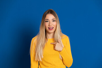 Blonde girl wearing a yellow T-shirt