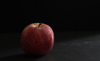Fototapeta na wymiar Apples with light in a black background