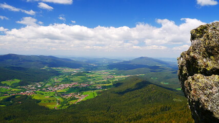Fototapeta premium Kleiner Osser, Deutschland / Tschechien: Blick auf Lam, Arrach und den Hohenbogen