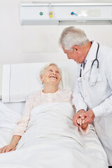 Obraz premium Senior is being treated by a doctor