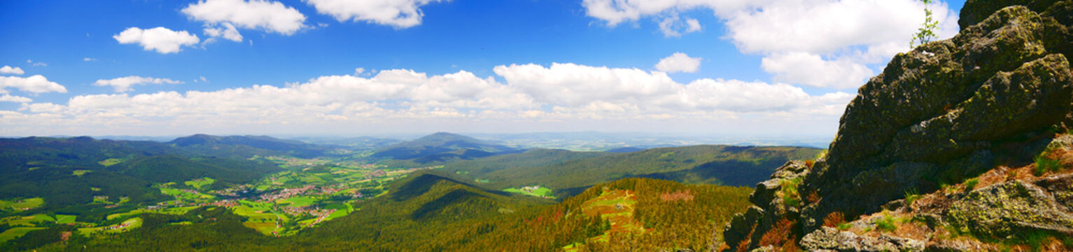 Kleiner Osser, Tschechien / Deutschland: Panorama mit Blick auf Lam, Arrach und den Hohenbogen vom kleinen Osser