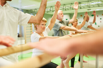 Senioren trainieren Koordination und Fitness
