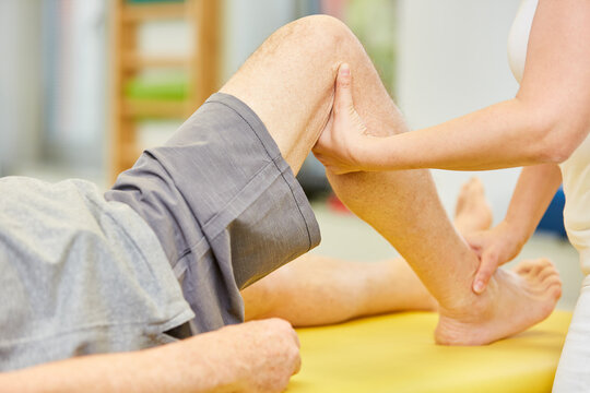 Physiotherapeutin behandelt Kniegelenk mit Osteopathie