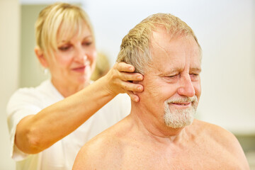 Osteopathin behandelt HWS Syndrom bei Senior