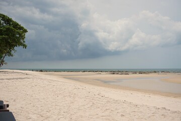 Fototapeta na wymiar Beautiful beach with cloudy sky 