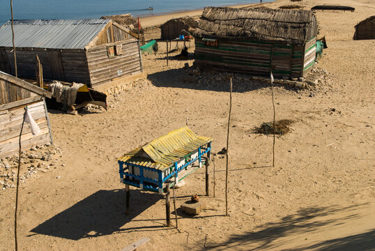 Habitations de p&ecirc;cheurs vezo avec autel pour divinit&eacute;, Sarodrano - Madagascar.