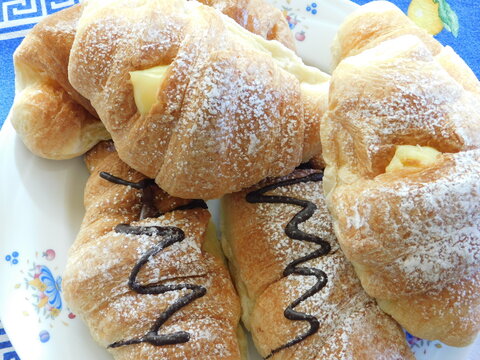 cornetti alla crema e cioccolata