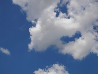 Obraz premium ant's eye view of fat white clouds moving with blue sky background.
