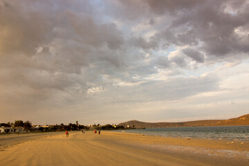 Fototapeta na wymiar Vast beach with thunder clouds