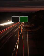 Autobahn bei Nacht
