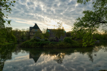 Fototapeta na wymiar Historische Schlossanlage in einem Park in Gladbeck