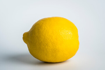 Fotografia de un limon aislado sobre fondo blanco