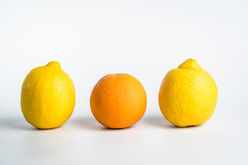 Fotografia de limones y naranjas aisladas sobre fondo blanco