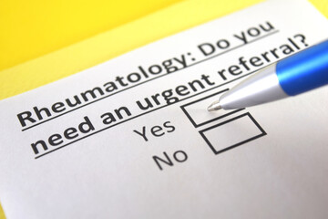 Obraz premium One person is answering question about rheumatology.