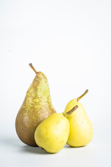 Fotografia de variedades de peras aisladas sobre fondo blanco