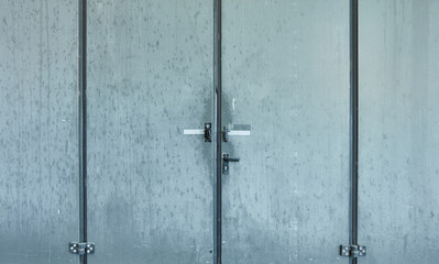 Geschlossene Tür von Lager oder Fabrik als Eingang