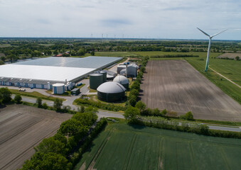 Biogasanlage zur Stromerzeugung und Energiegewinnung bei einem Drohnenflug