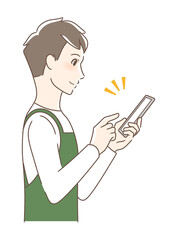 スマホを操作して笑顔な男性の横顔