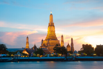 Naklejka premium Wat arun temple of dawn at twilight famous travel in BANGKOK thailand
