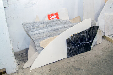 Fragments of marble slabs for sale at a discount in the showroom of the store