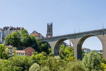 Fribourg, Freiburg, Kathedrale, St. Nikolaus, Altstadt, Zähringerbrücke, Altstadthäuser, Stadt, Stadtspaziergang, Sommer, Schweiz